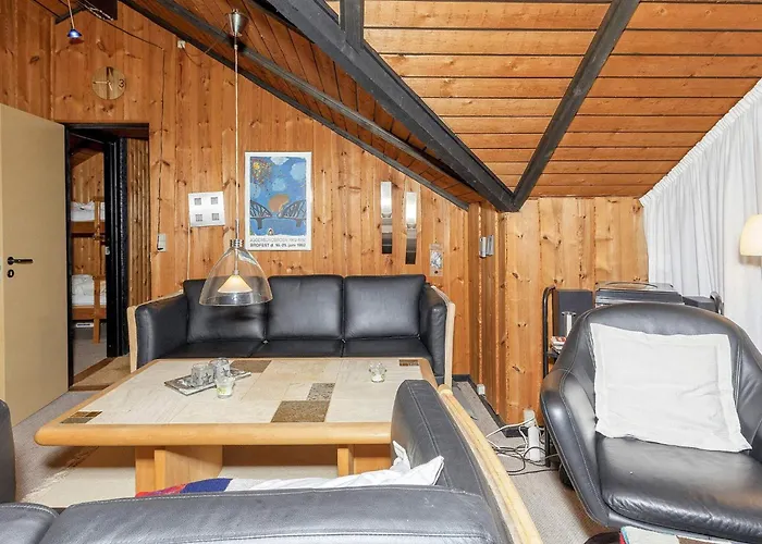 8 Person In Logstor-by Traum