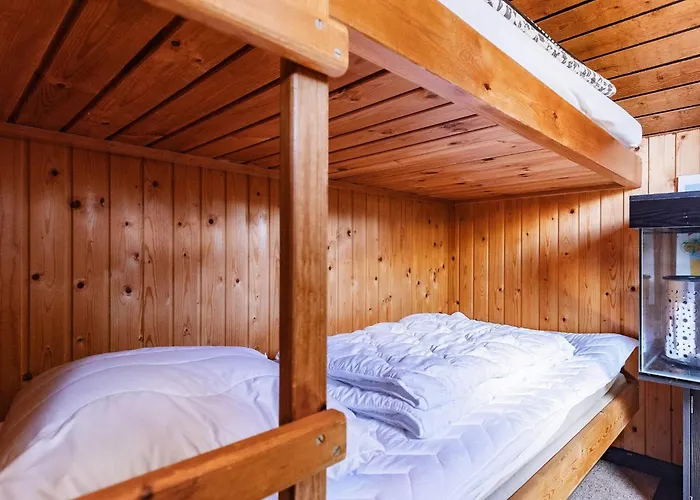 8 Person In Logstor-by Traum